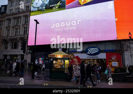 Gli schermi pubblicitari digitali al Piccadilly Circus mostrano un annuncio per la nuova concept car Jaguar Type 00 il 4 dicembre 2024 a Londra, Regno Unito. Di recente, il noto marchio britannico di auto di lusso ha subito un rebrand totale e, in seguito al lancio di una pubblicità molto criticata che non includeva la vettura, il concept car è stato poi annunciato alla Miami Art Fair. Le critiche alla direzione del marchio, al prezzo del potenziale nuovo veicolo e alle dimensioni della vettura sono stati punti di interesse chiave. Foto Stock