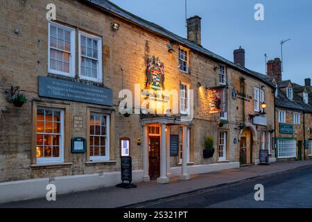 Hotel Redesdale Arms la mattina presto. Moreton a Marsh, Gloucestershire, Cotswolds, Inghilterra Foto Stock