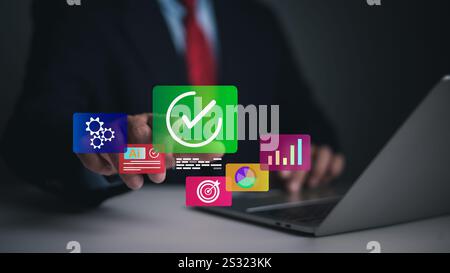 Controllo della qualità e valutazione online del concetto aziendale, uomo d'affari che tocca l'icona dei documenti approvati sui documenti digitali per approvare i professionisti aziendali Foto Stock