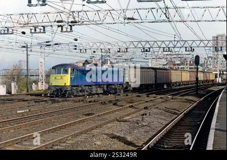 Una locomotiva elettrica di classe 85 numero 85103 che lavora su un treno merci formato da furgoni a Stratford il 3 gennaio 1991. Foto Stock