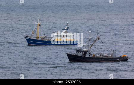 Due pescherecci fianco a fianco nel Mare del Nord con sole onde basse vicino a Egmond aan Zee Foto Stock