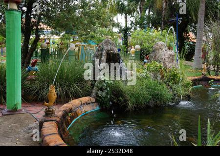 Laghetto in un parco acquatico immerso nel verde Foto Stock