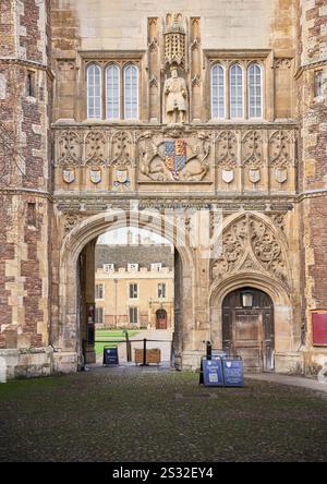 Ingresso principale al Trinity College, Università di Cambridge, Inghilterra, aperto la vigilia di Capodanno 2024 Foto Stock