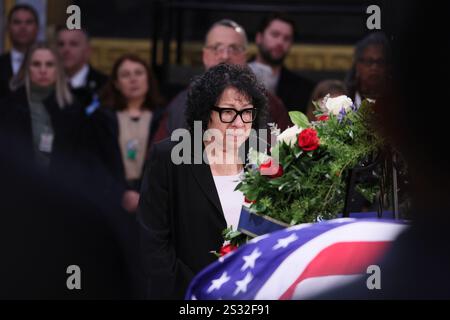 Washington, DC, Stati Uniti. 8 gennaio 2025. Il giudice della Corte Suprema Sonia Sotomayor porge i suoi omaggi all'ex presidente Jimmy Carter mentre si trovava nello stato del Campidoglio degli Stati Uniti mercoledì 8 gennaio 2025 a Washington, DC. L'ex presidente Jimmy Carter, il 39° presidente degli Stati Uniti, morì all'età di 100 anni il 29 dicembre 2024 nella sua casa di Plains, Georgia. Foto di Jemal Countess/UPI credito: UPI/Alamy Live News Foto Stock