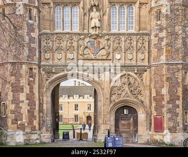 Ingresso principale al Trinity College, Università di Cambridge, Inghilterra, aperto la vigilia di Capodanno 2024 Foto Stock