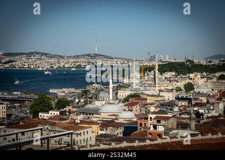 Un'impressionante vista aerea che mostra una città vibrante con un pittoresco specchio d'acqua splendidamente allestito sullo sfondo, migliorando la scena Foto Stock