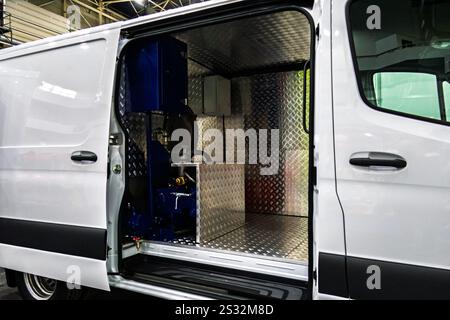 Attrezzatura speciale per la pulizia delle fognature. Veicolo equipaggiato per la pulizia e il lavaggio dei tubi delle fognature. Foto Stock