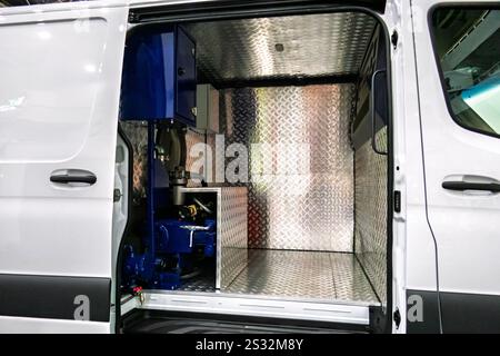 Attrezzatura speciale per la pulizia delle fognature. Veicolo equipaggiato per la pulizia e il lavaggio dei tubi delle fognature. Foto Stock