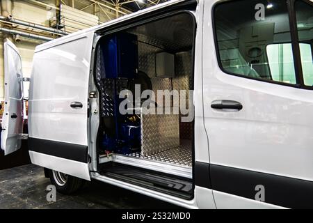 Attrezzatura speciale per la pulizia delle fognature. Veicolo equipaggiato per la pulizia e il lavaggio dei tubi delle fognature. Foto Stock