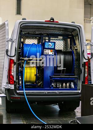 Attrezzatura speciale per la pulizia delle fognature. Veicolo equipaggiato per la pulizia e il lavaggio dei tubi delle fognature. Foto Stock