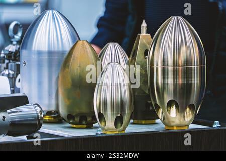 Attrezzature specializzate per la pulizia e il lavaggio di tubi e canali fognari. Ugelli per tubi flessibili per la pulizia delle fognature Foto Stock