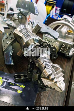 Attrezzature specializzate per la pulizia e il lavaggio di tubi e canali fognari. Ugelli per tubi flessibili per la pulizia delle fognature Foto Stock