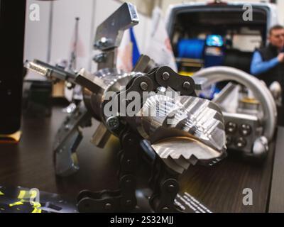 Attrezzature specializzate per la pulizia e il lavaggio di tubi e canali fognari. Ugelli per tubi flessibili per la pulizia delle fognature Foto Stock