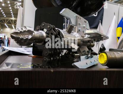 Attrezzature specializzate per la pulizia e il lavaggio di tubi e canali fognari. Ugelli per tubi flessibili per la pulizia delle fognature Foto Stock