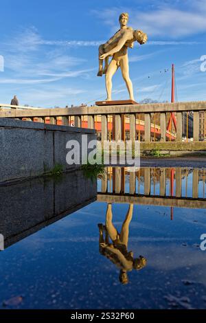 LIONE, 26 novembre 2024: "Le Poids de Soi-même", una scultura di artisti danesi e norvegesi è stata inaugurata nel 2013 Foto Stock