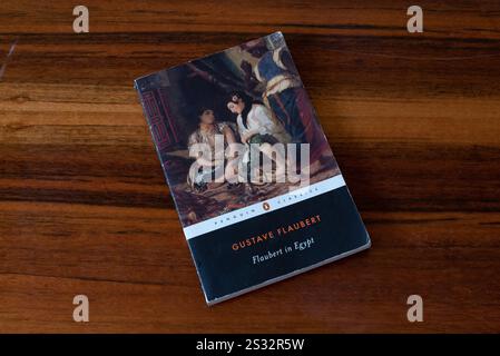 Londra, Regno Unito. 24 agosto 2024. Una vecchia copia cartacea dei Penguin Classics di Flaubert in Egitto, un libro di memorie di viaggio del romanziere francese Gustave Flaubert Foto Stock