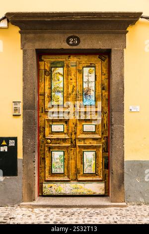 Porta dipinta nel quartiere dei pescatori, Funchal, Madeira Foto Stock