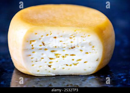 Formaggio rustico brasiliano originale conosciuto come meia cura Foto Stock