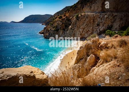 Una splendida vista di una spiaggia incontaminata da un'alta scogliera che si affaccia maestosamente sul vasto e bellissimo oceano sottostante Foto Stock