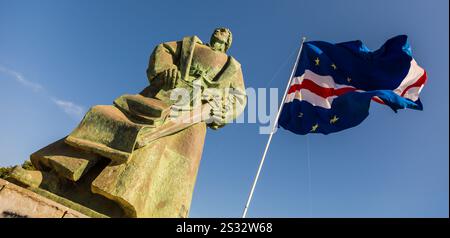 Statua di Diogo Gomes e bandiera di Capo Verde, Praia, Santiago Foto Stock