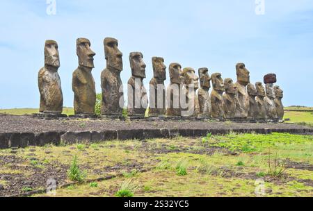 AHU Tongariki, la più grande ahu di Rapa Nui, con le sue imponenti 15 statue moai sull'Isola di Pasqua Foto Stock