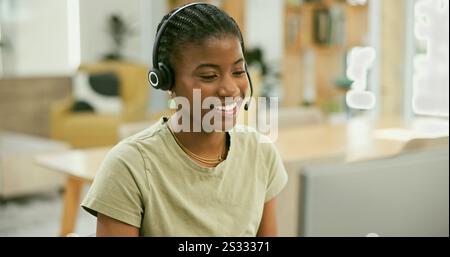 Consulenza per freelance, call center e donna nera nell'ufficio domestico per contattarci, crm o domande frequenti. Generazione di lead in remoto, telemarketing o amichevole Foto Stock