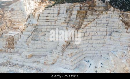 Panorama aereo delle cave di marmo a Burdur, Turchia. Vista dall'alto della cava di marmo. Cava di marmo in montagne ad alta quota. Foto Stock