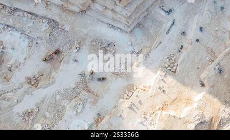 Panorama aereo delle cave di marmo a Burdur, Turchia. Vista dall'alto della cava di marmo. Cava di marmo in montagne ad alta quota. Foto Stock