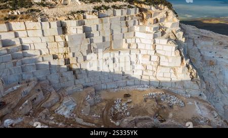 Panorama aereo delle cave di marmo a Burdur, Turchia. Vista dall'alto della cava di marmo. Cava di marmo in montagne ad alta quota. Foto Stock