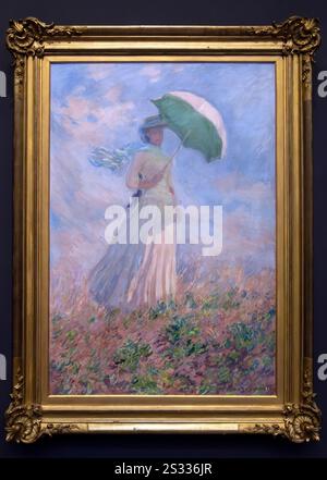 Donna con un ombrellone di fronte a destra 1886 dipinto ad olio in cornice di Claude Monet Foto Stock
