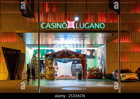 Lugano, Svizzera - 23 dicembre 2024: Vista serale dell'ingresso illuminato al Casino Lugano Foto Stock