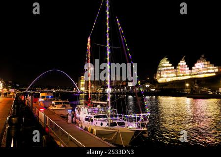 Luci di Natale su una barca ormeggiata a Newcastle Quayside, Newcastle, Inghilterra. Foto Stock
