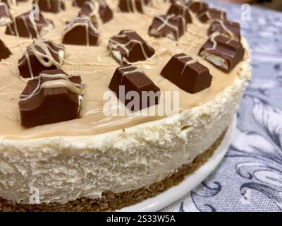Primo piano di una cheesecake al caramello senza cottura con guarnizioni al cioccolato Foto Stock
