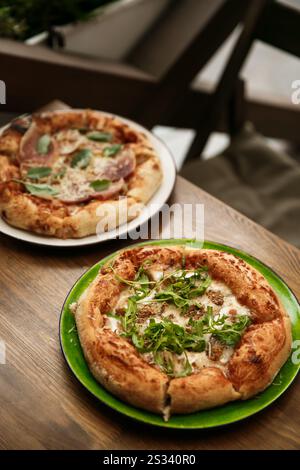 Delizioso assortimento di pizze con vari condimenti, perfetto per la condivisione e per gli incontri serali con pizza. Deliziose pizze assortite Foto Stock
