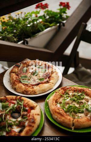 Delizioso assortimento di pizze con vari condimenti, perfetto per la condivisione e per gli incontri serali con pizza. Deliziose pizze assortite Foto Stock
