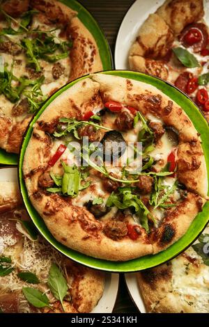 Delizioso assortimento di pizze con vari condimenti, perfetto per la condivisione e per gli incontri serali con pizza Foto Stock