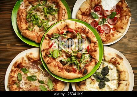 Delizioso assortimento di pizze con vari condimenti, perfetto per la condivisione e per gli incontri serali con pizza Foto Stock