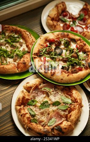 Delizioso assortimento di pizze con vari condimenti, perfetto per la condivisione e per gli incontri serali con pizza Foto Stock