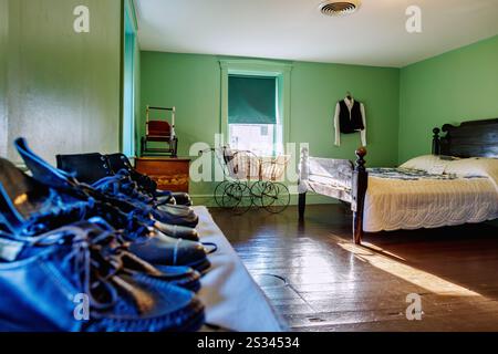 Camera da letto nella Amish House nel villaggio Amish nella regione olandese della Pennsylvania, Lancaster County, Pennsylvania, Stati Uniti Foto Stock