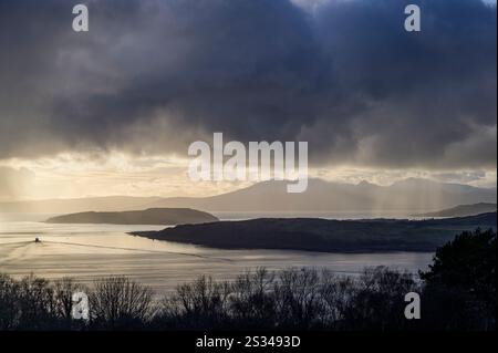 Vista sul Firth of Clyde verso l'isola di Arran, Ayrshire, Scozia, Regno Unito, Europa Foto Stock