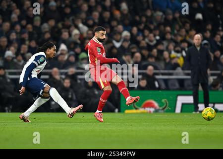 Londra, Regno Unito. 8 gennaio 2025. Mohamed Salah del Liverpool durante la partita Spurs vs Liverpool, Carabao Cup semifinale andata pareggio al Tottenham Hotspur Stadium di Londra. Questa immagine è SOLO per USO EDITORIALE. Licenza richiesta da Football DataCo per qualsiasi altro utilizzo. Crediti: MARTIN DALTON/Alamy Live News Foto Stock