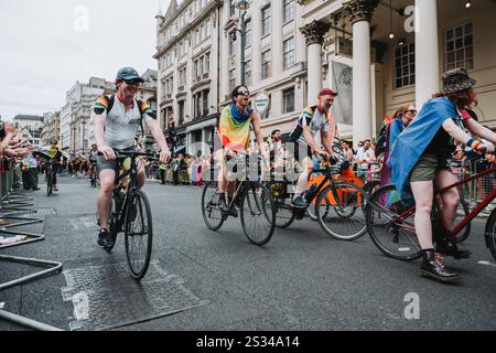 Ciclisti che partecipano a una colorata Pride Parade a Londra. 2024 Foto Stock