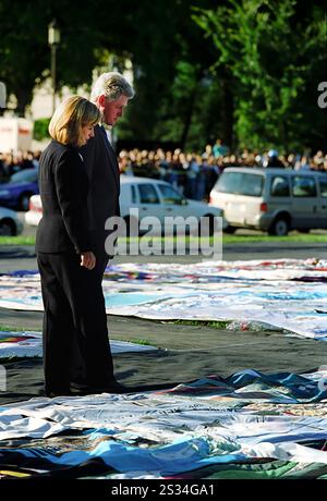 Il presidente degli Stati Uniti Bill Clinton e la First Lady Hillary Rodham Clinton Viewing AIDS Memorial Quilt on the Mall, Washington DC, USA, Ralph Alswang, White House Photography Office, 15 ottobre 1996 Foto Stock