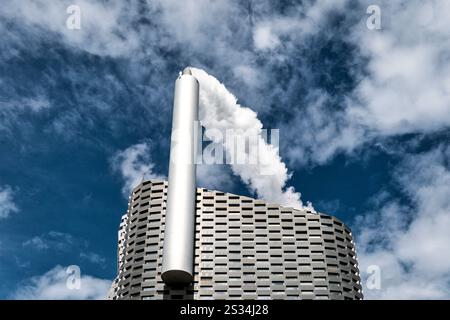 Amager Bakke, CopenHill, impianto di incenerimento dei rifiuti con pista da sci artificiale, parete per arrampicata alta 80 metri, centrale elettrica, conversione dei rifiuti in energia Foto Stock