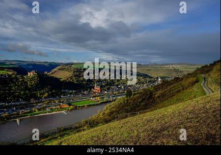 Vista dai vigneti vicino a Kaub sulla valle del Reno, Schönburg e la città vecchia di Oberwesel, le alture del Reno sullo sfondo, il medio Reno superiore Foto Stock