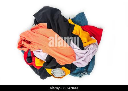 Tessuto pronto per il riciclo, isolato su sfondo bianco. Mucchio di vestiti colorati usati per il riciclaggio Foto Stock