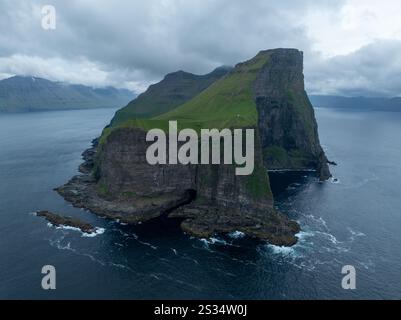 Colline presso il faro di Kallur dell'isola di Kalsoy, Isole Faroe, Danimarca. Foto Stock