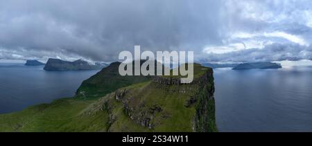 Colline presso il faro di Kallur dell'isola di Kalsoy, Isole Faroe, Danimarca. Foto Stock