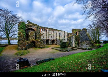 Rovine del Palazzo Imperiale di Kaiserswerth, Düsseldorf, NRW, Germania Foto Stock