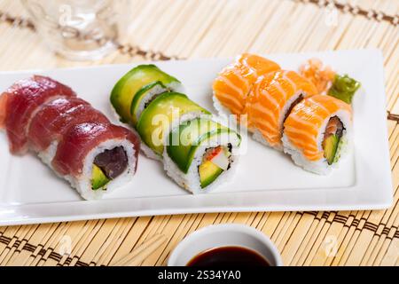 Set di involtini di urumaki con salmone, tonno, avocado e granchio Foto Stock